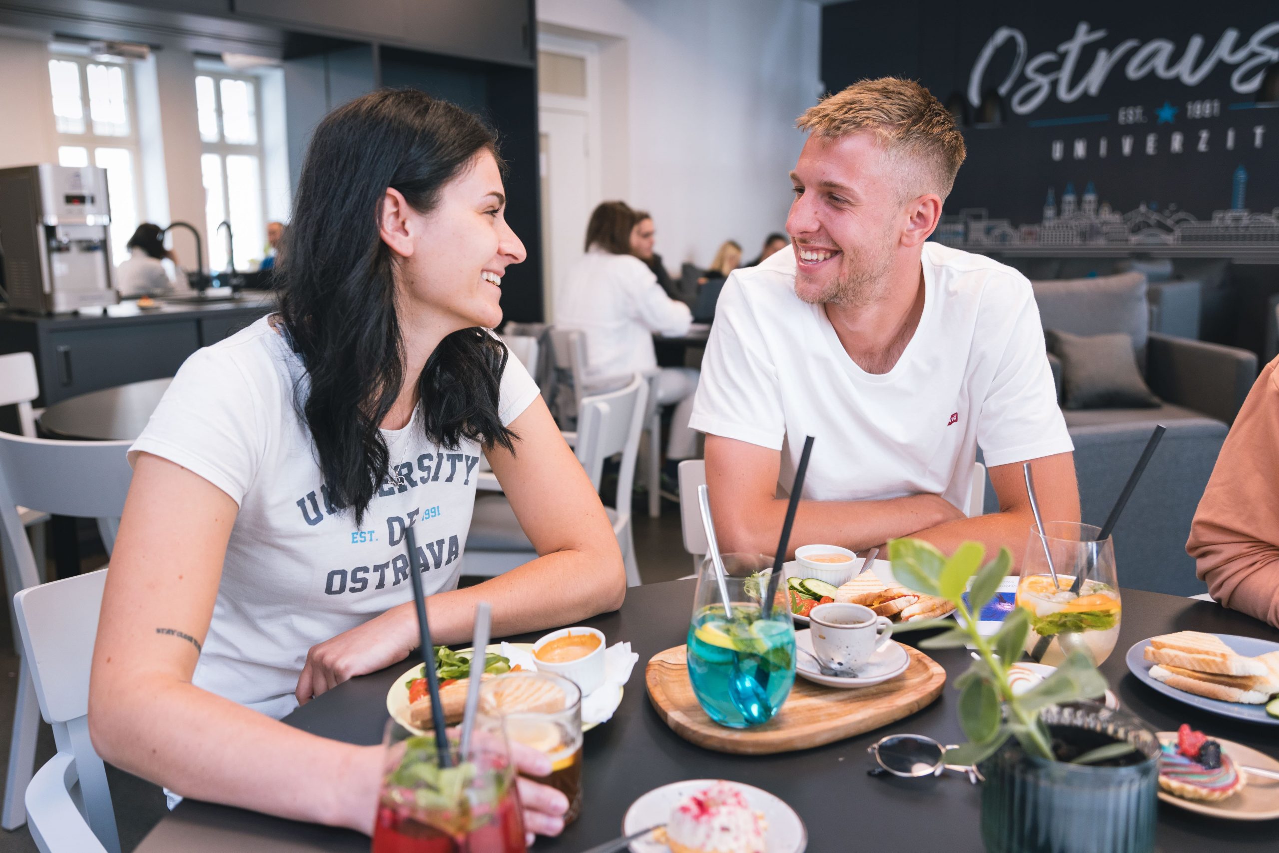 Kde si studenti pochutnají na české klasice: City Campus Coffee, Coal & Fire Grill Restaurant