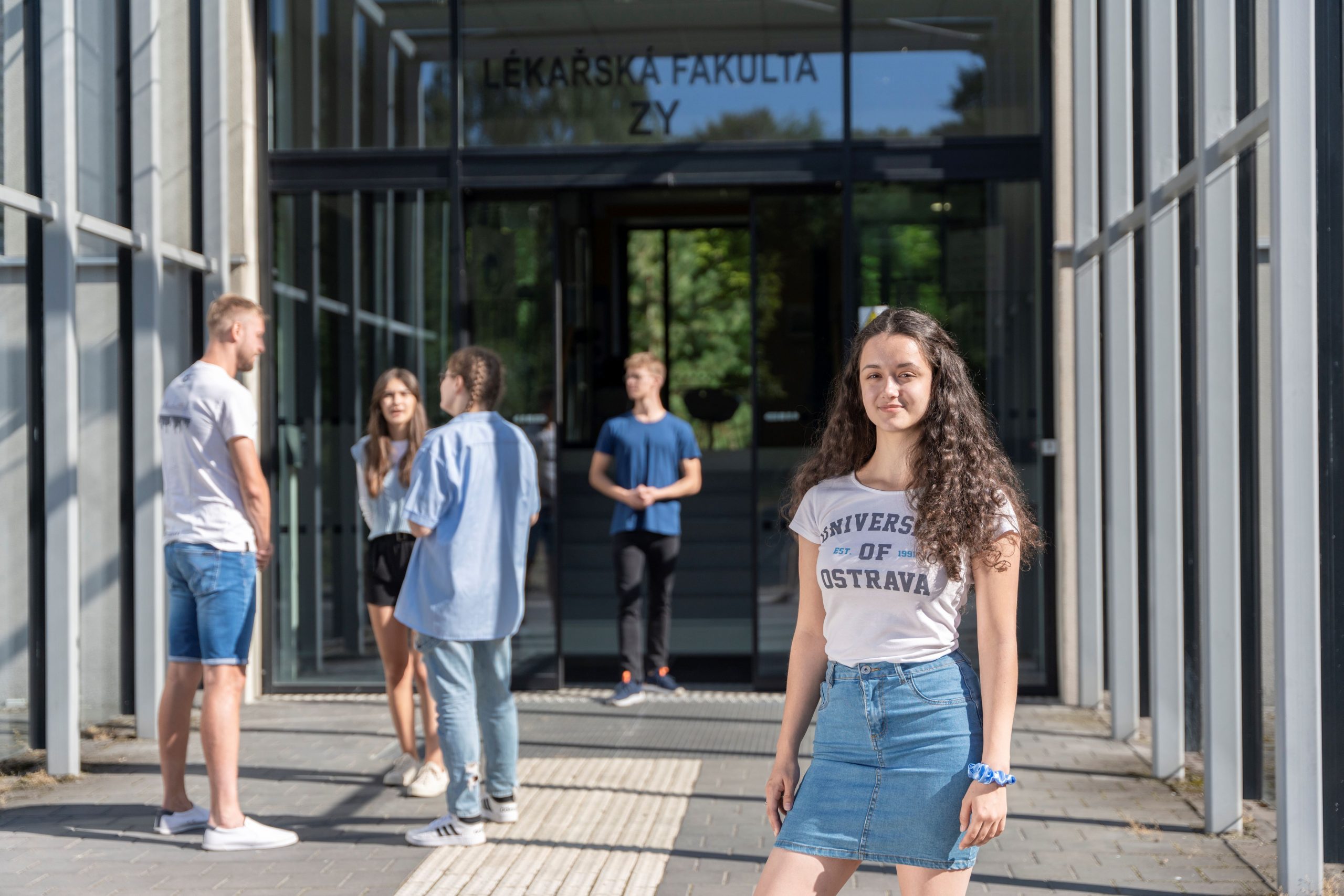 „Jsem ráda, že se mi díky univerzitě otevřely dveře k&nbsp;jiným zkušenostem a&nbsp;dovednostem do života,“ říká budoucí lékařka Tereza Kunzová