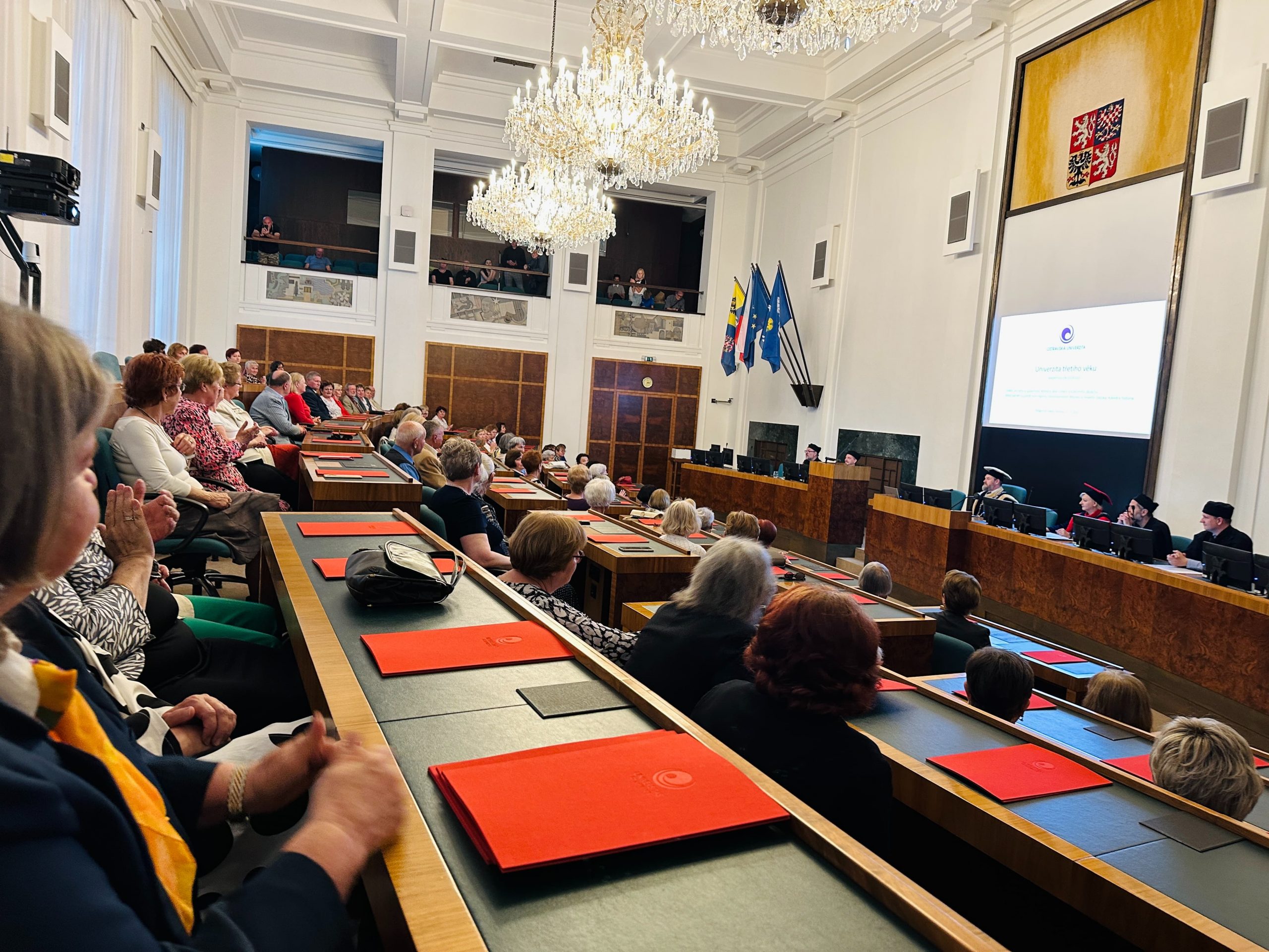 Absolventi Univerzity třetího věku Filozofické fakulty OU převzali osvědčení v&nbsp;prostorách ostravské radnice