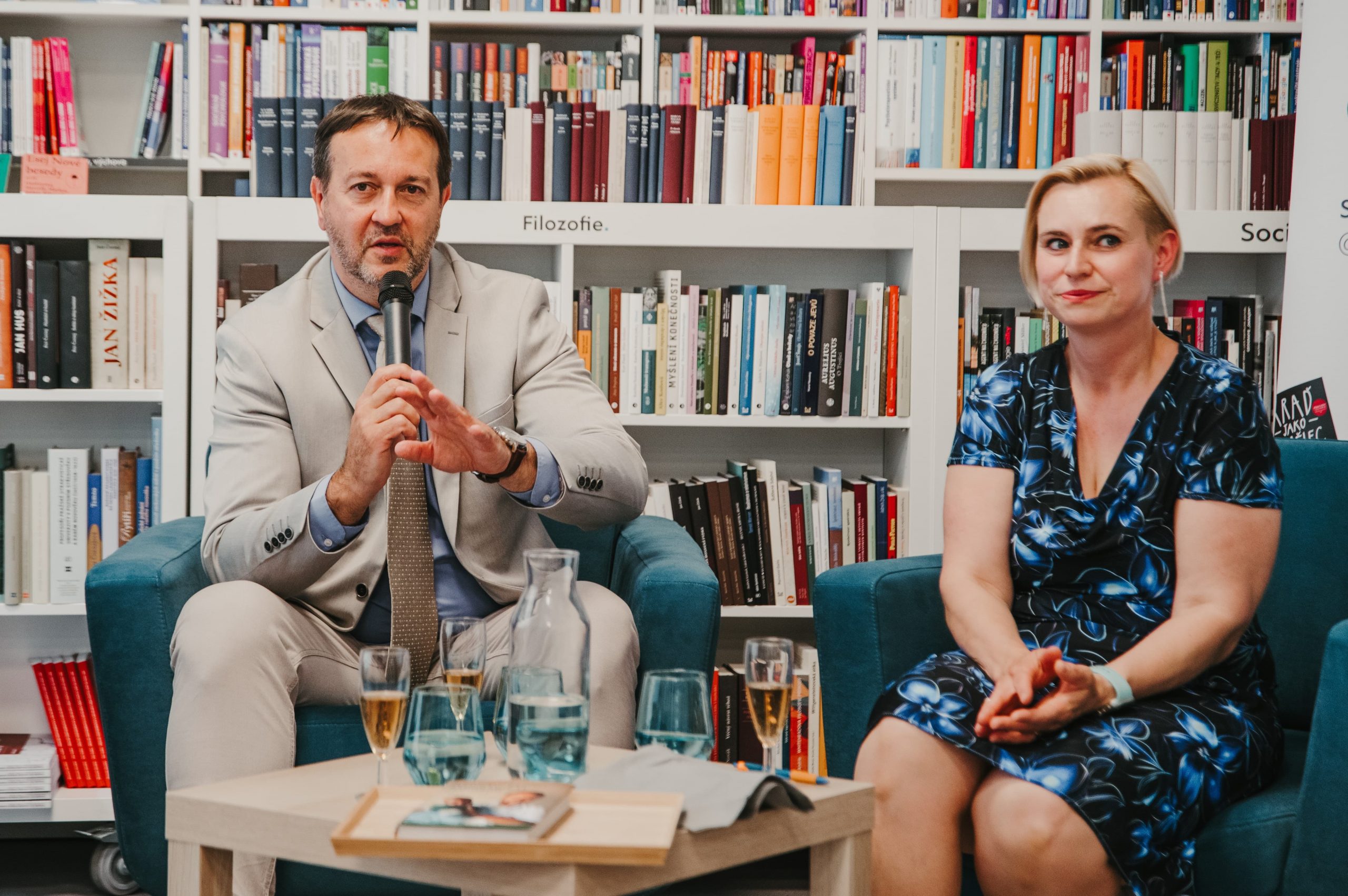 Zachráníš-li jediného. V&nbsp;OUshopu byla slavnostně pokřtěna nová kniha děkana Lékařské fakulty Rastislava Maďara