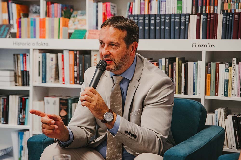 Zachráníš-li jediného… Nová kniha děkana Lékařské fakulty Rastislava Maďara o&nbsp;zahraničních misích i&nbsp;pandemii Covid-19