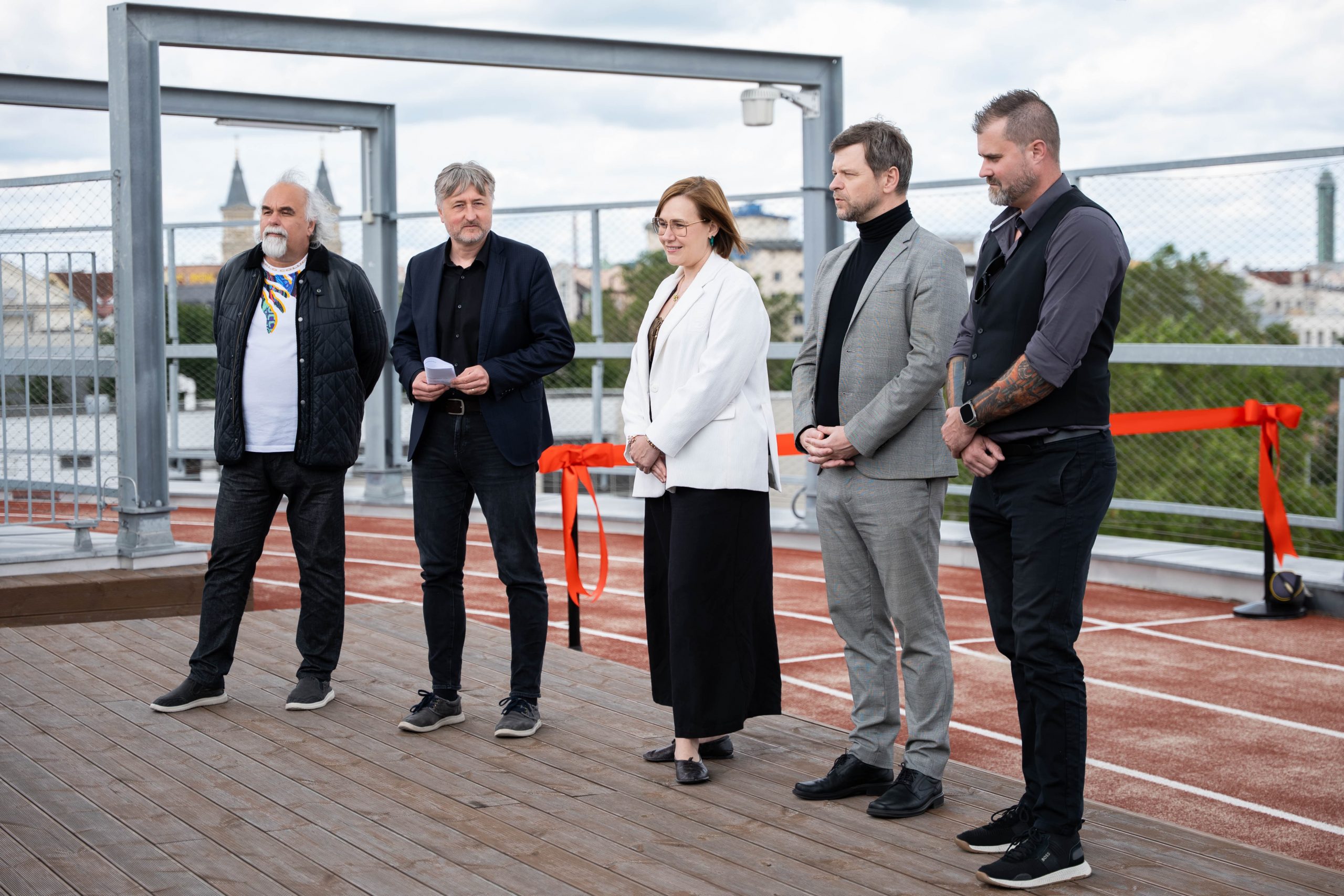 Ostravská univerzita inovuje střešní sportovní ovál. Nový povrch přináší vyšší komfort i&nbsp;širší využití