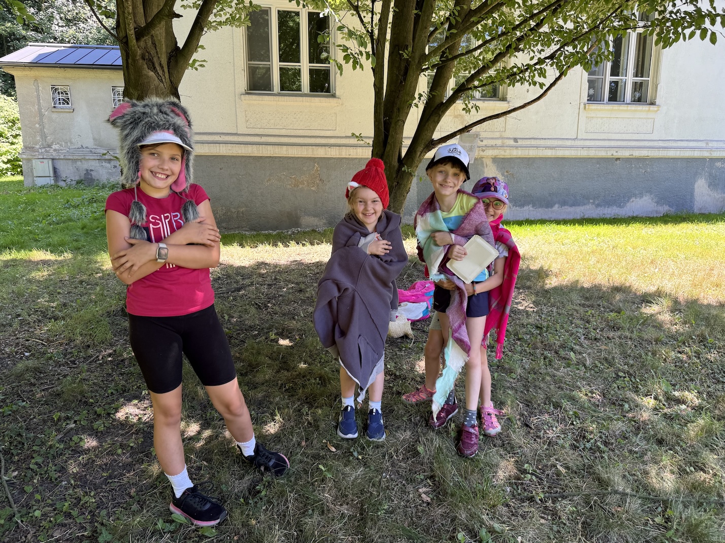 Pravěk ožil! Malí badatelé na pajdáku programovali roboty, kreslili Ozobotům cestu do doby kamenné a&nbsp;napodobovali mamuta