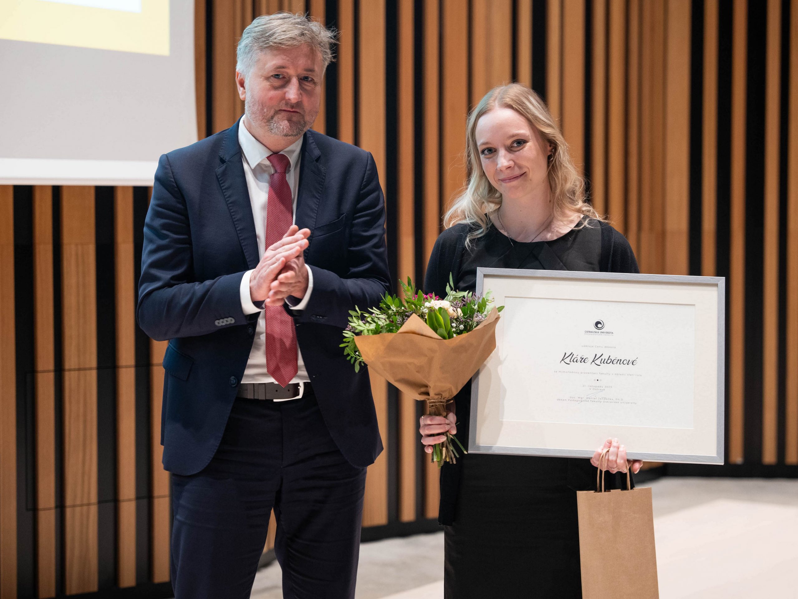 Studenti mohou letos navrhnout podobu Ceny děkana Pedagogické fakulty