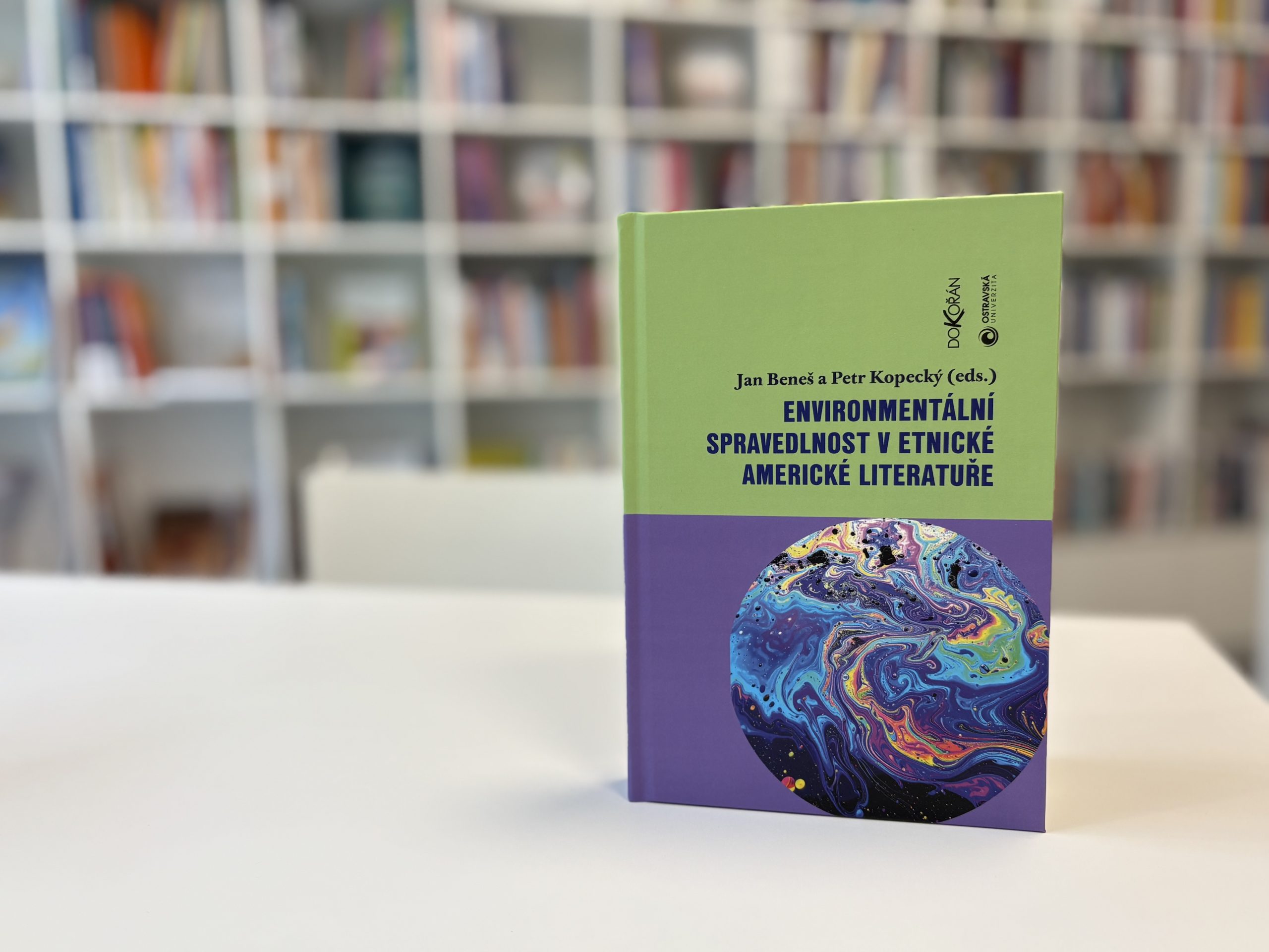 Křest knihy Environmentální spravedlnost v&nbsp;etnické americké literatuře bude OUshop hostit ve středu 29.&nbsp;října