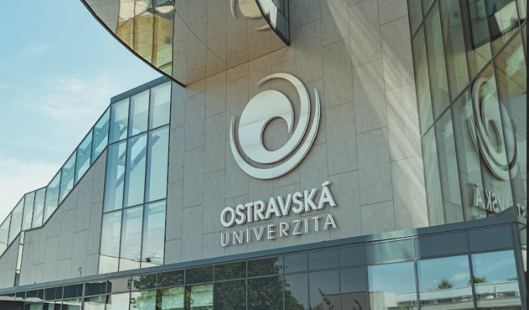 Na City Campusu přibyl multifunkční kiosek DPO – návštěvníci i&nbsp;studenti si na něm mohou koupit dlouhodobou jízdenku nebo prodloužit studentský profil