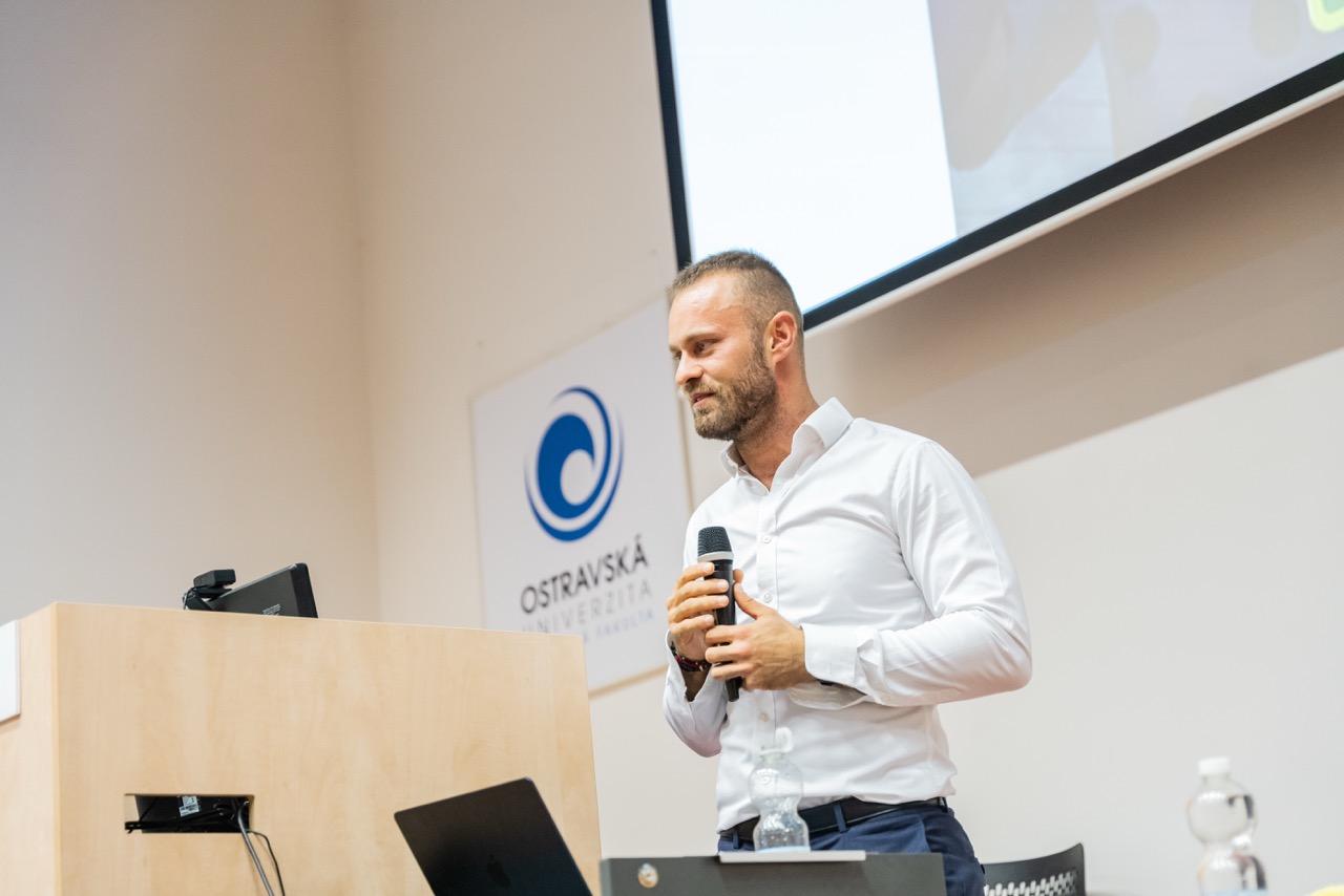 Známý lékař a&nbsp;influencer Marek Dvořák rozproudil aulu Lékařské fakulty OU