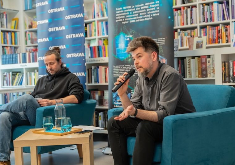 Obchod s&nbsp;chudobou jako systémový problém: Co ukázala debata z&nbsp;cyklu Večery s&nbsp;REFRESH