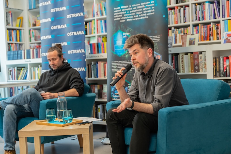 Obchod s&nbsp;chudobou jako systémový problém: Co ukázala debata z&nbsp;cyklu Večery s&nbsp;REFRESH