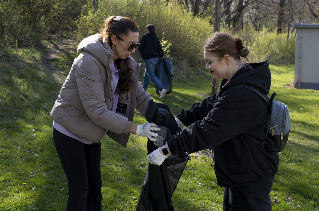 Fotoreportáž: studenti a&nbsp;zaměstnanci Pedagogické fakulty si Den Země připomněli úklidem okolí City Campusu
