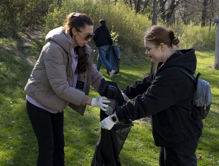 Fotoreportáž: studenti a&nbsp;zaměstnanci Pedagogické fakulty si Den Země připomněli úklidem okolí City Campusu