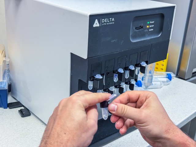 Ostravská univerzita má jako pátá na světě a&nbsp;jediná v&nbsp;Česku unikátní systém pro sledování interakce mezi biomolekulami