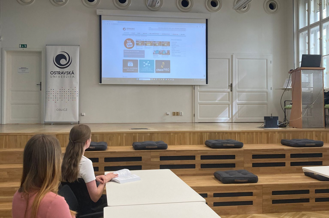 Komorní sál Univerzitní knihovny má nový rezervační systém pro vaše akce i&nbsp;studium