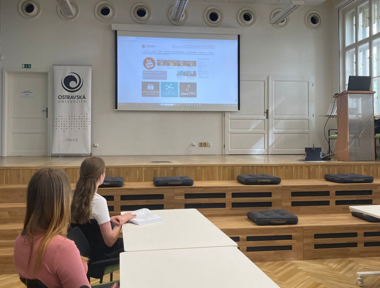 Komorní sál Univerzitní knihovny má nový rezervační systém pro vaše akce i&nbsp;studium