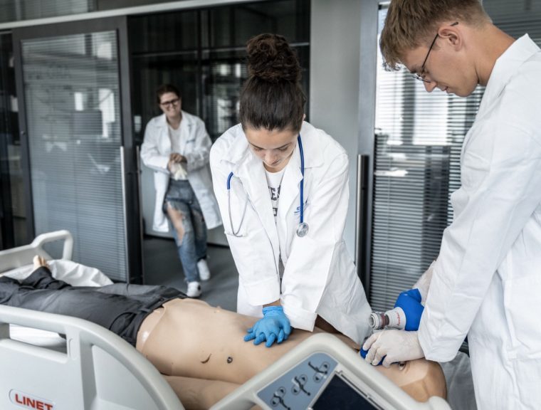 Tři hlasy Lékařské fakulty: Jak se rodí lékaři, kteří vidí víc než diagnózu
