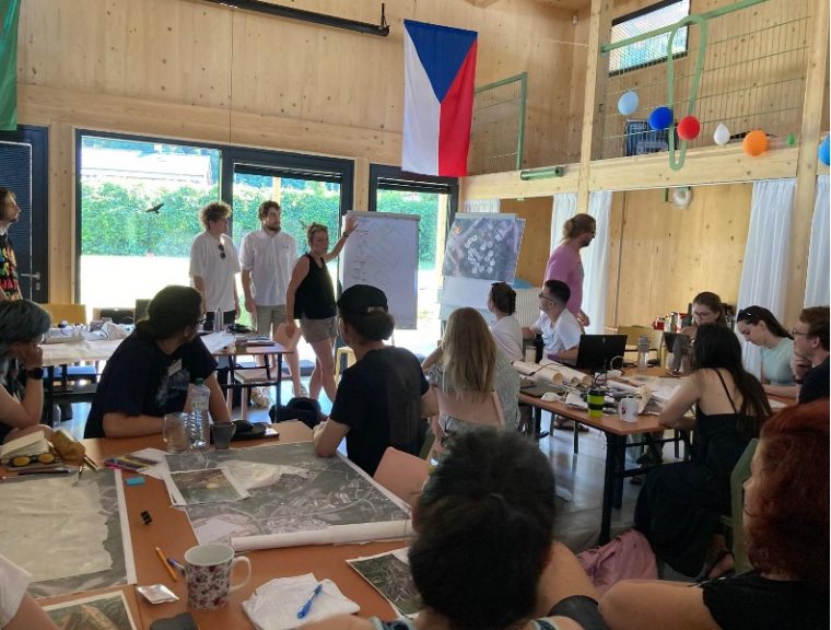 Architektonický workshop na Liščině. Studující OU a&nbsp;VŠB-TUO mění veřejný prostor společně s&nbsp;místní komunitou