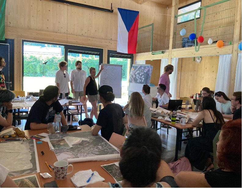 Architektonický workshop na Liščině. Studující OU a&nbsp;VŠB-TUO mění veřejný prostor společně s&nbsp;místní komunitou