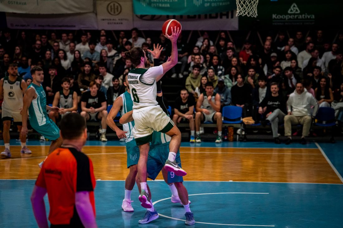 Basketbalové derby je zpět. OU bude proti VŠB-TUO hájit vedení v&nbsp;sérii