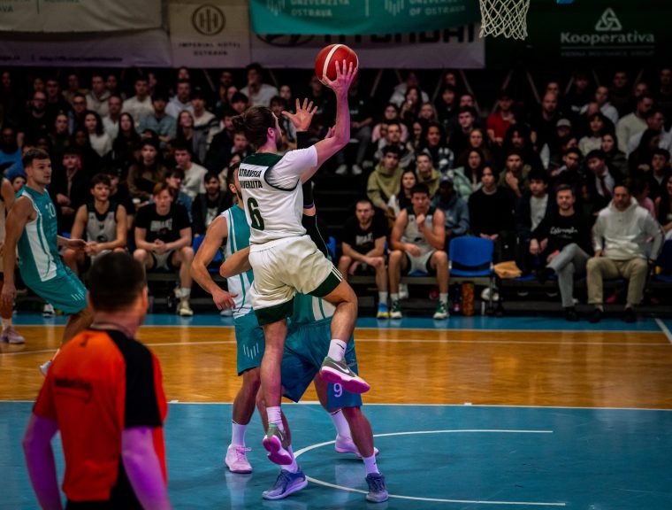 Basketbalové derby je zpět. OU bude proti VŠB-TUO hájit vedení v&nbsp;sérii