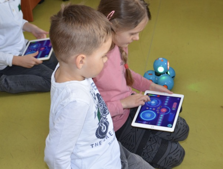 Jak influenceři a&nbsp;sociální sítě mění dětskou mysl? Přijďte na přednášku Dětství online