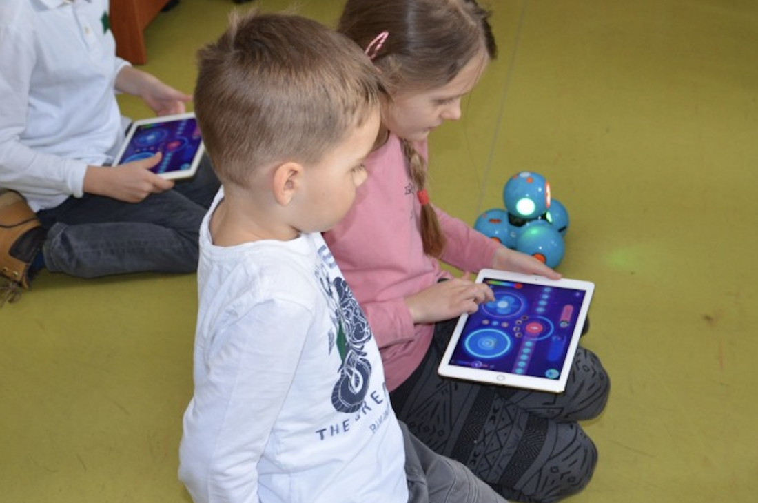 Jak influenceři a&nbsp;sociální sítě mění dětskou mysl? Přijďte na přednášku Dětství online