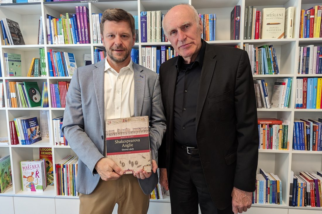 Překladatel Shakespeara Martin Hilský zavítá do OUshopu. Besedu povede rektor Petr Kopecký