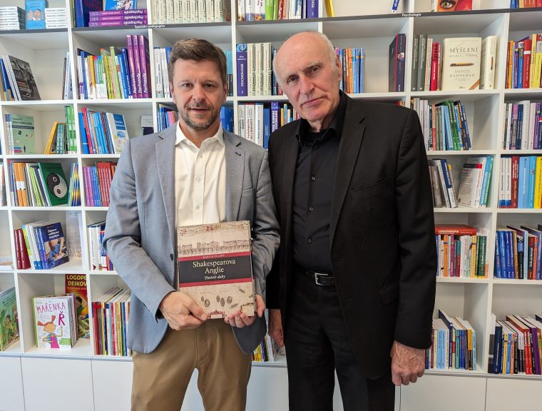 Překladatel Shakespeara Martin Hilský zavítá do OUshopu. Besedu povede rektor Petr Kopecký