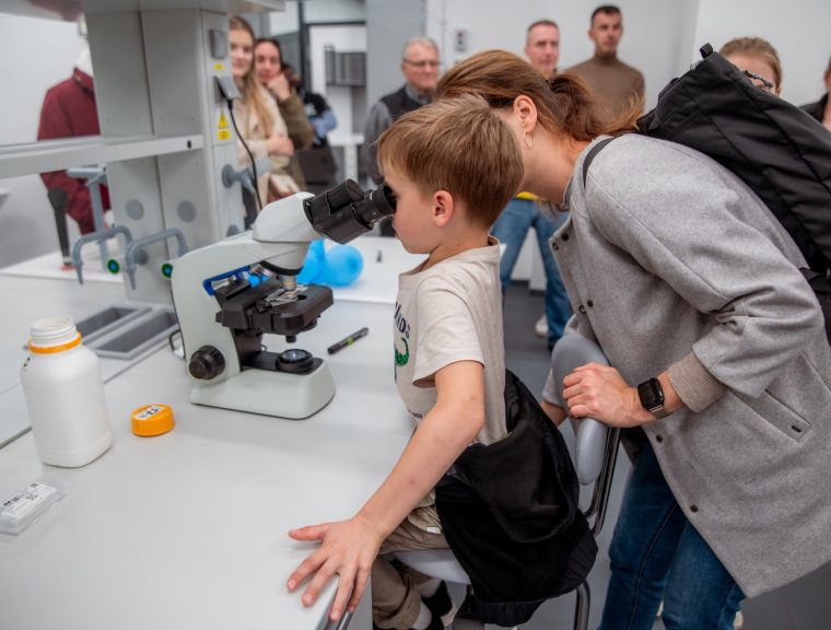 Fotogalerie: Podívejte se, jak to letos na Noci vědy žilo